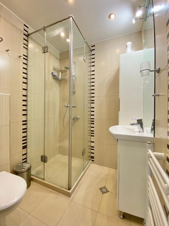 Apartment Entire For 4 Guests In