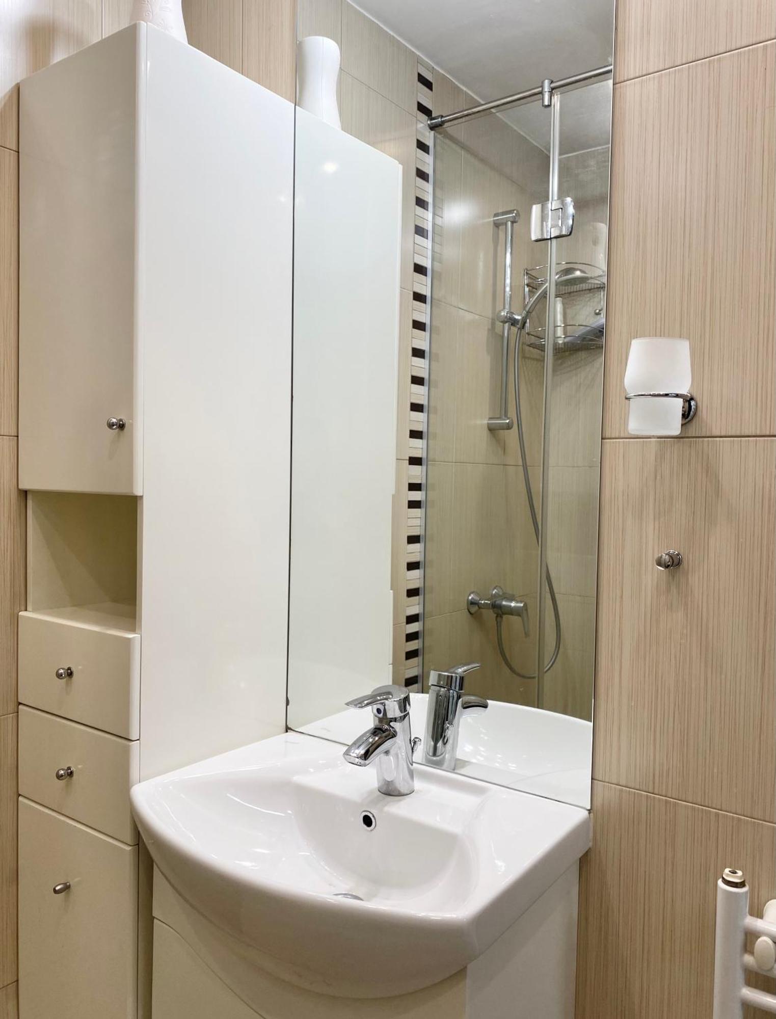 Entire For 4 Guests In *